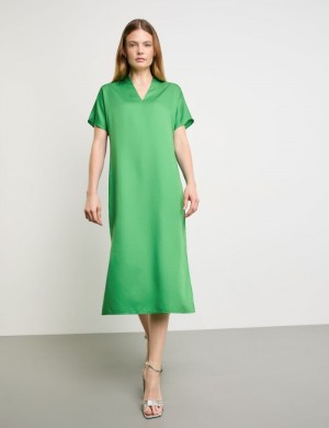 TAIFU Flowing midi dress with a V-neckline Kjole Grønn | FYHU2478