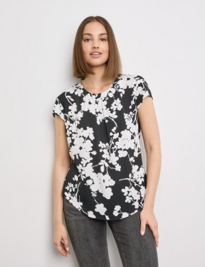 TAIFU Short sleeve blouse with a floral print Bluse Svarte | SVLG5778