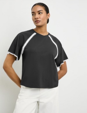 TAIFU Short sleeve top with decorative contrast stitching T-skjorte Svarte | UCZD5748