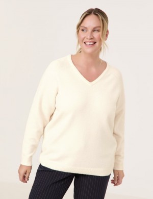 SAMOON Warm basic jumper with a V-neckline Strikkevarer Beige | IXKD2943