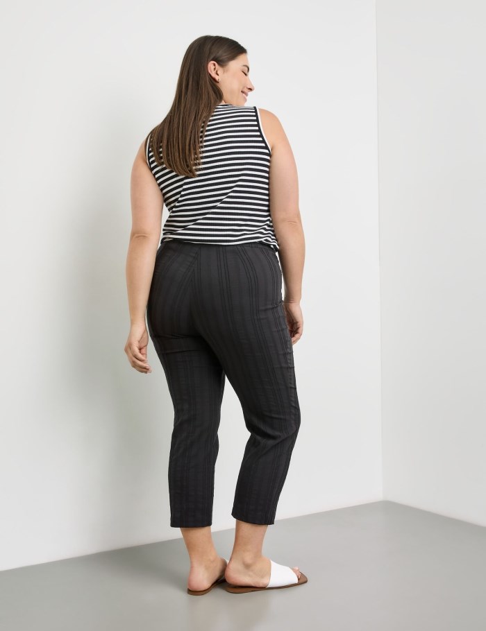 SAMOON 3/4-length stretch trousers with a striped texture, Betty Bukser Svarte | UWZK8183