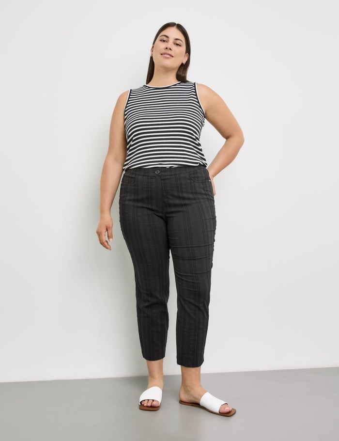 SAMOON 3/4-length stretch trousers with a striped texture, Betty Bukser Svarte | UWZK8183