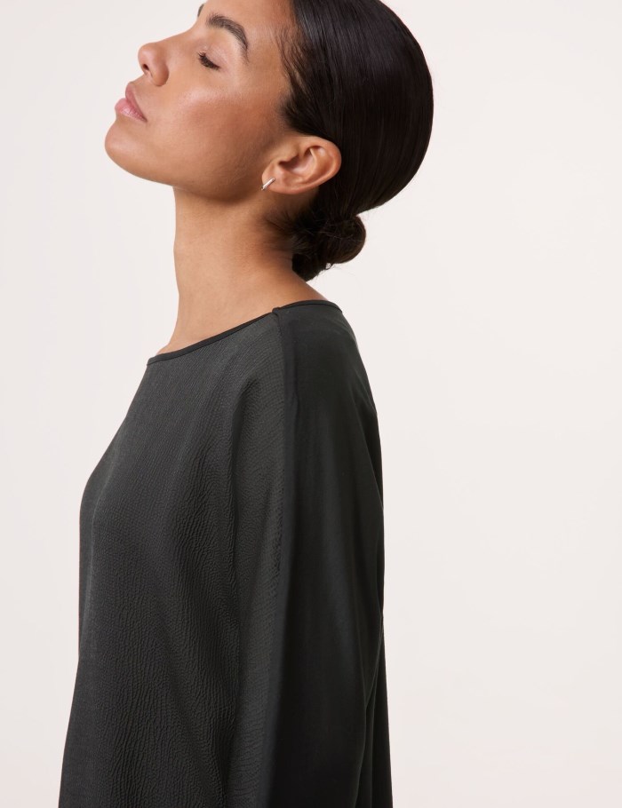 TAIFU 3/4-sleeve top with a fine crinkled front T-skjorte Svarte | EAFH1284