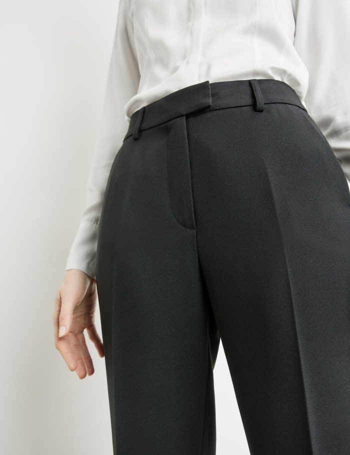 TAIFU 7/8-length pressed pleat trousers in a slim fit Bukser Svarte | OEFF2750