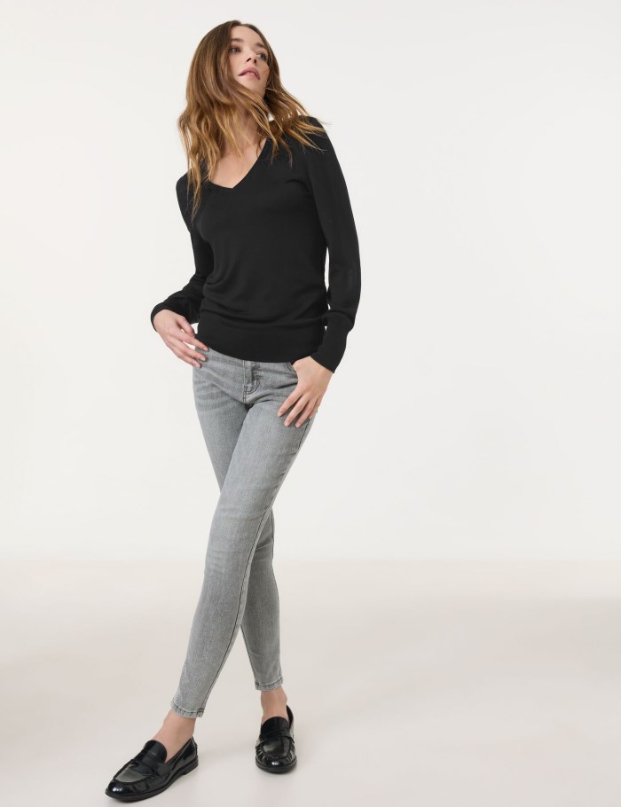 TAIFU Basic jumper with a V-neckline Strikkevarer Svarte | TNVY1828