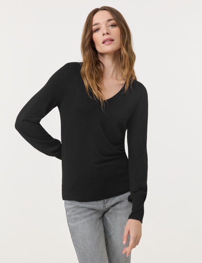 TAIFU Basic jumper with a V-neckline Strikkevarer Svarte | TNVY1828