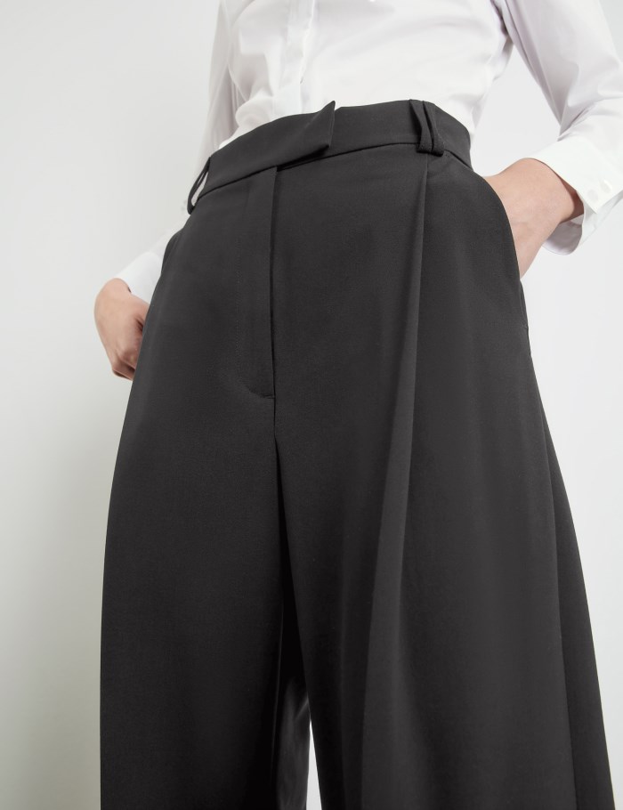 TAIFU Elegant trousers with a wide leg Bukser Svarte | UOFF9621