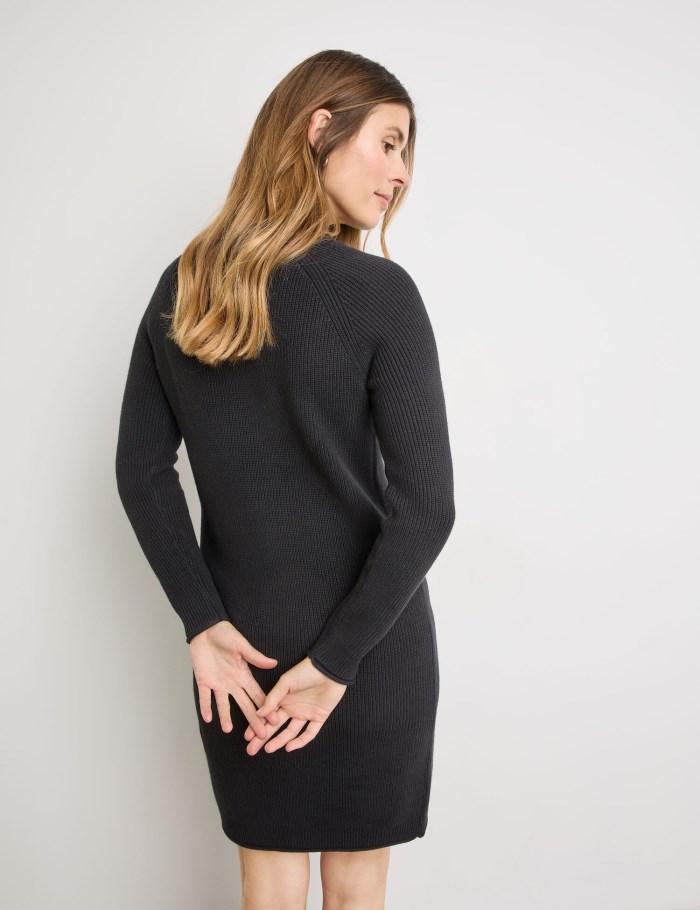 Gerry Weber Figure-defining knitted dress with cashmere Kjole Svarte | OIDI3844