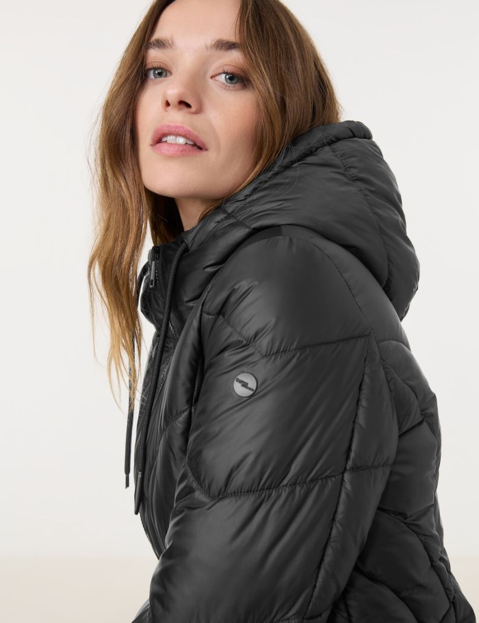 TAIFU Fitted quilted jacket with a hood Jakker Svarte | OZWN8948