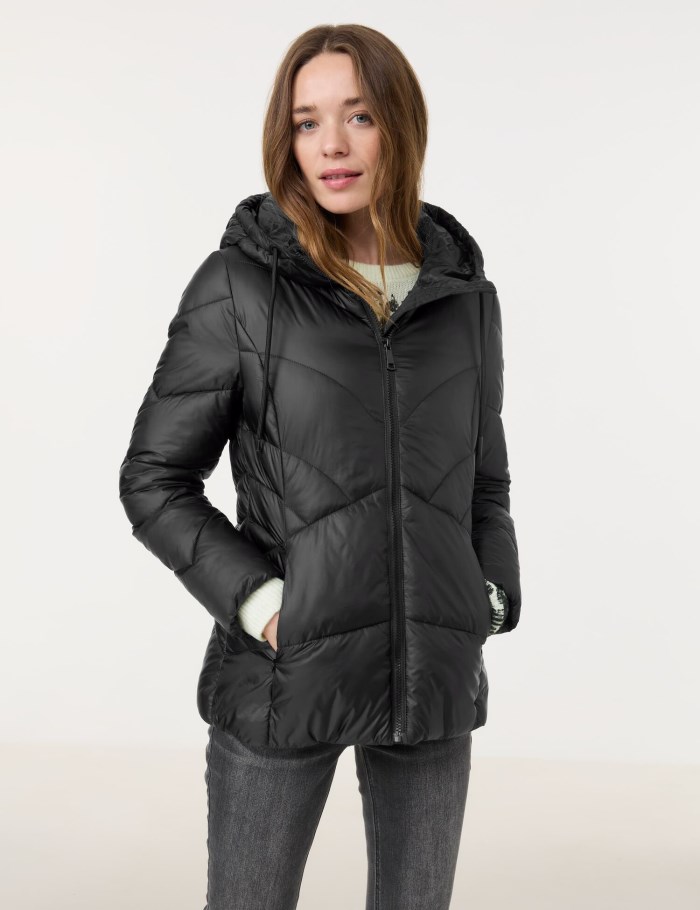 TAIFU Fitted quilted jacket with a hood Jakker Svarte | OZWN8948