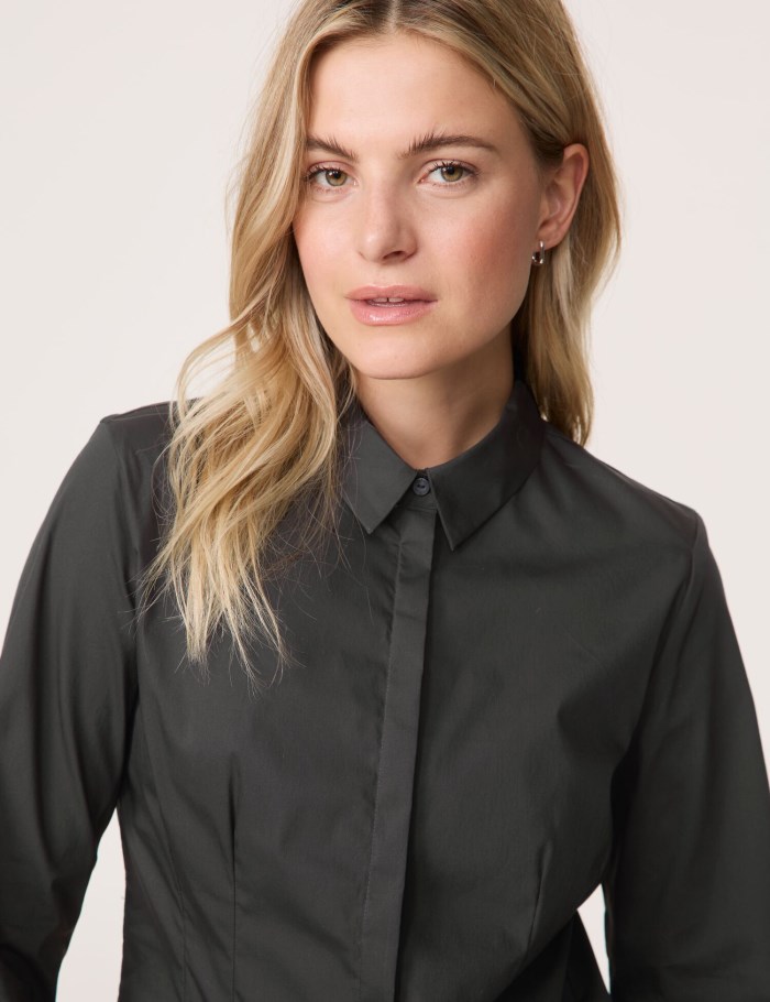 TAIFU Fitted shirt blouse in a cotton blend Bluse Svarte | ZTCA5450