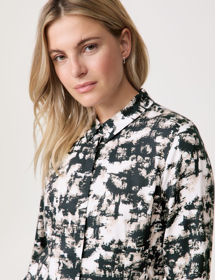 TAIFU Fitted shirt blouse with an all-over print Bluse Svarte | UDQF3760