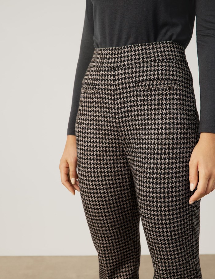 Gerry Weber Flared slip-on trousers with a houndstooth pattern Bukser Svarte | NMHX3084