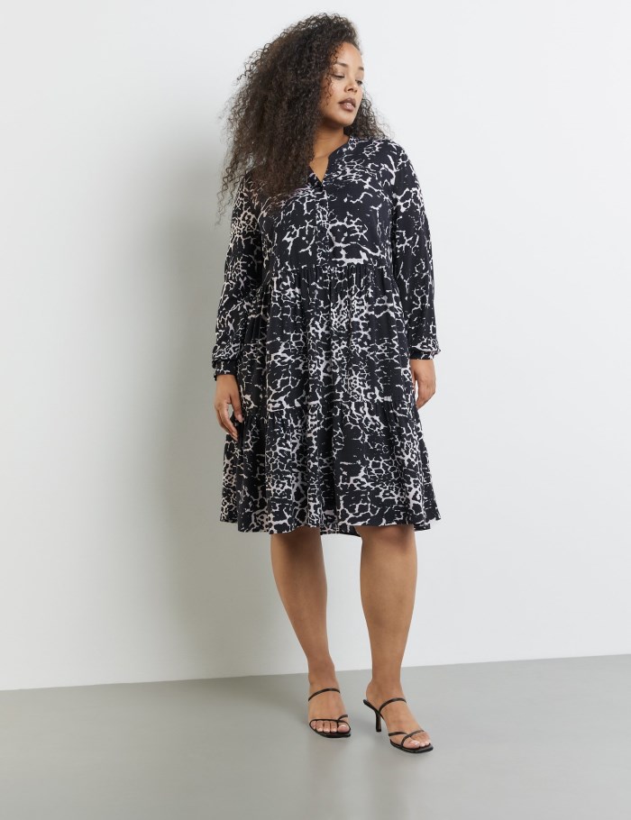 SAMOON Flared, tiered dress with a slip Kjole Blå | WHHC3209