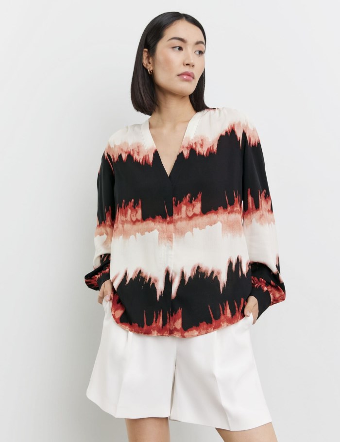 TAIFU Flowing blouse with a print Bluse Brune | PBGU4604