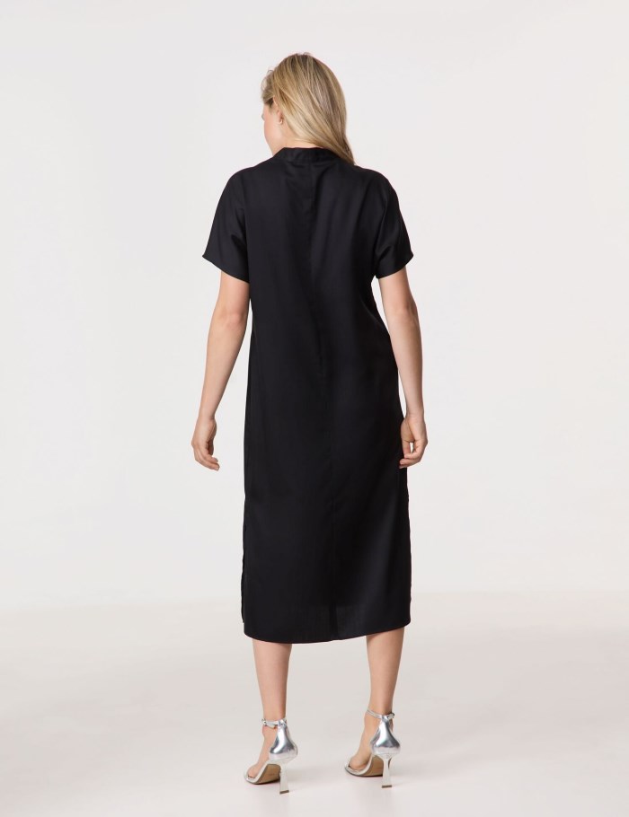 TAIFU Flowing midi dress with a V-neckline Kjole Svarte | NCIA6399