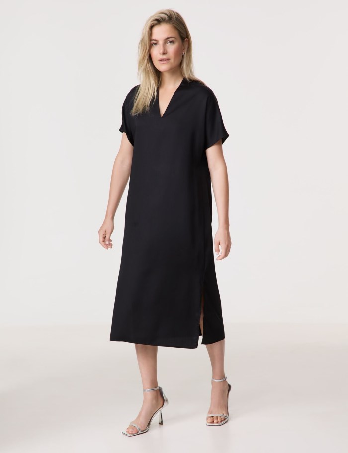 TAIFU Flowing midi dress with a V-neckline Kjole Svarte | NCIA6399