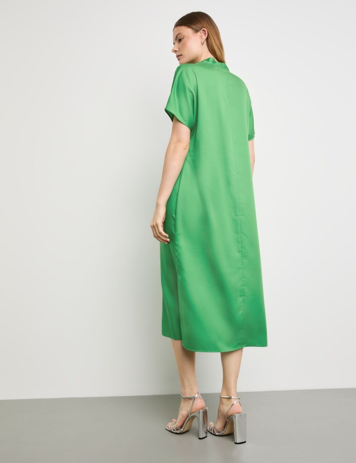 TAIFU Flowing midi dress with a V-neckline Kjole Grønn | FYHU2478