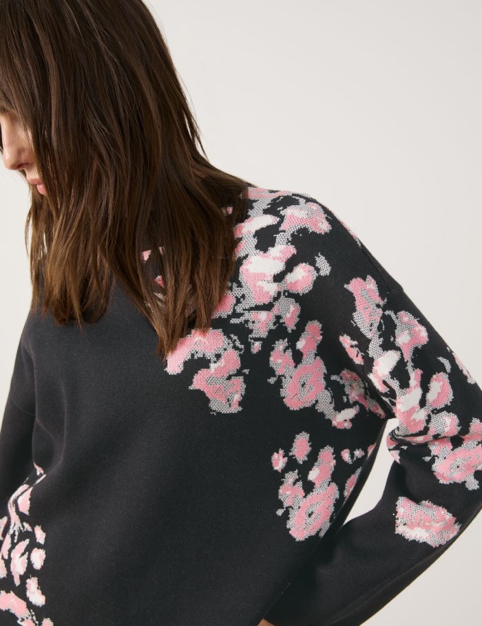 TAIFU Jumper with positioned floral jacquard Strikkevarer Svarte | IYSV3465