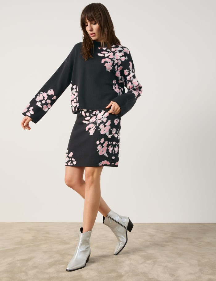 TAIFU Jumper with positioned floral jacquard Strikkevarer Svarte | IYSV3465