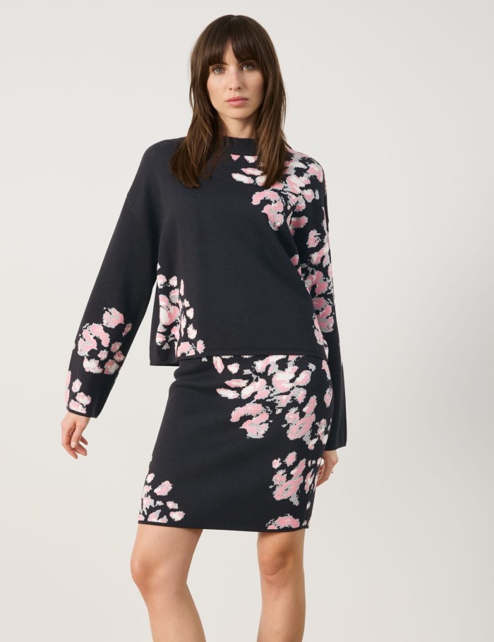 TAIFU Jumper with positioned floral jacquard Strikkevarer Svarte | IYSV3465