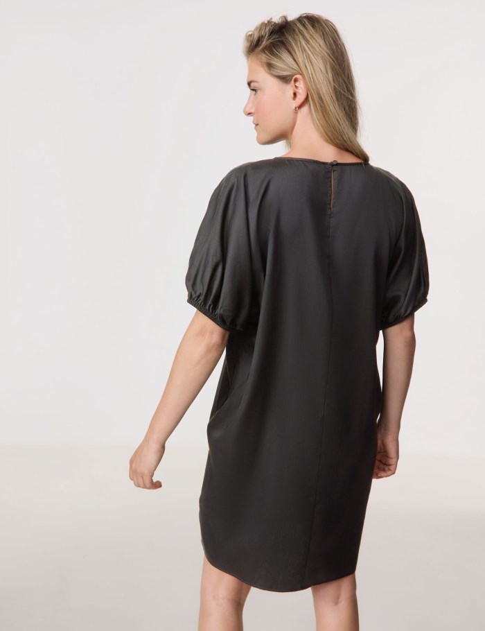 TAIFU Loose-fitting dress with pockets Kjole Svarte | PYOB9867