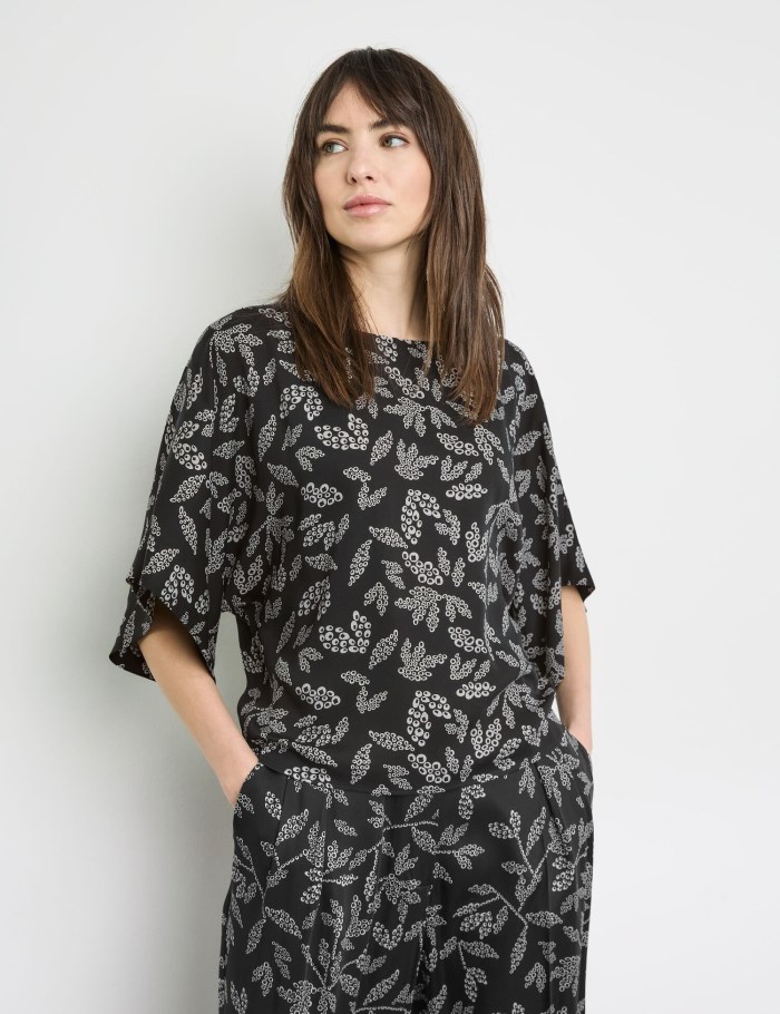 TAIFU Oversized blouse with wide sleeves Bluse Svarte | LAPZ1974