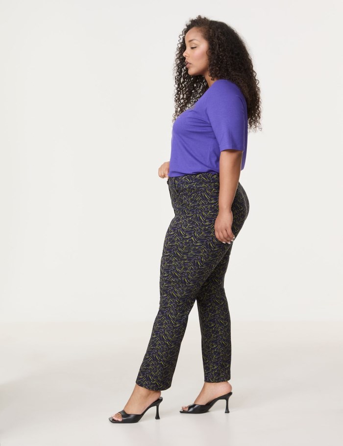 SAMOON Patterned 7/8-length trousers with a kick flare, Betty Bukser Grønn | TLRT8562