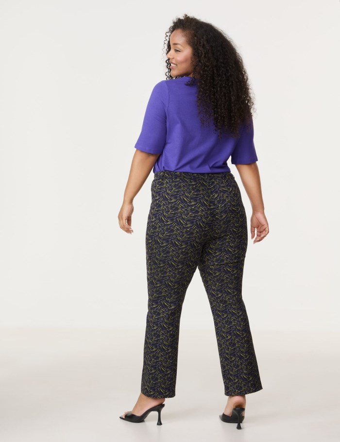 SAMOON Patterned 7/8-length trousers with a kick flare, Betty Bukser Grønn | TLRT8562