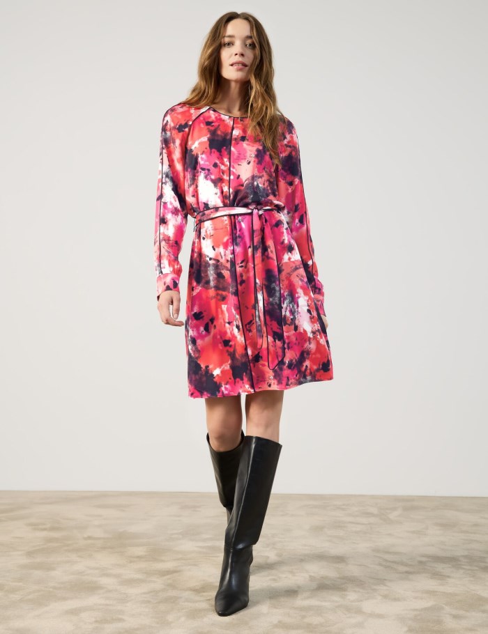 TAIFU Patterned dress with a tie-around belt Kjole Rød | FIPC3657