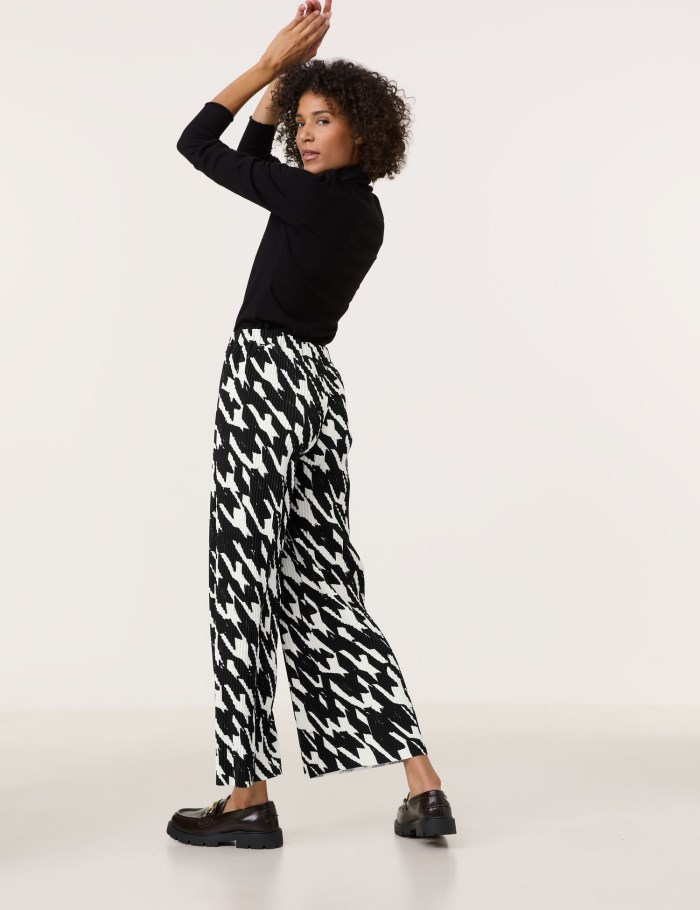 Gerry Weber Patterned pleated trousers Bukser Svarte | NFEB8808