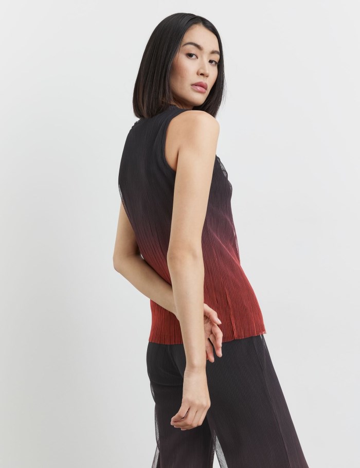 TAIFU Pleated top with colour graduation T-skjorte Svarte | NJDW2072