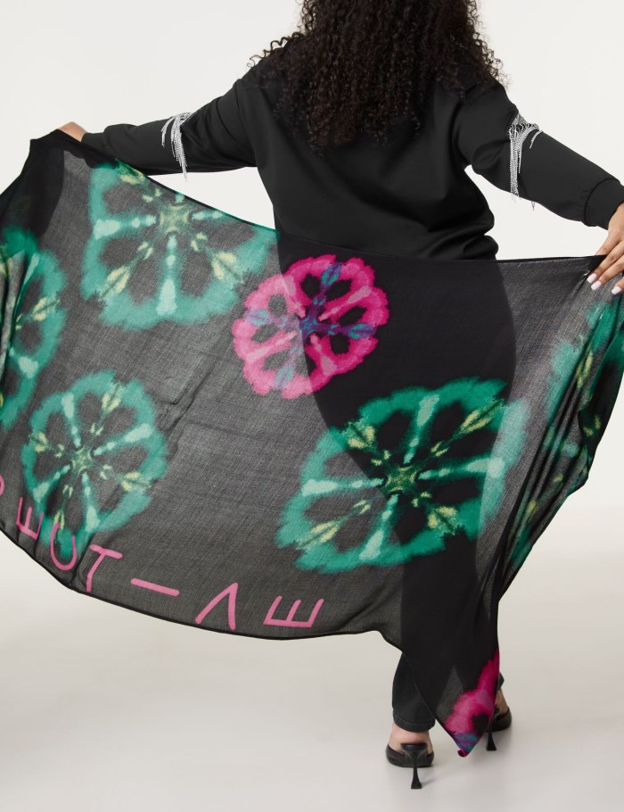 SAMOON Scarf with a kaleidoscope print Skjerf Svarte | PNXA5959