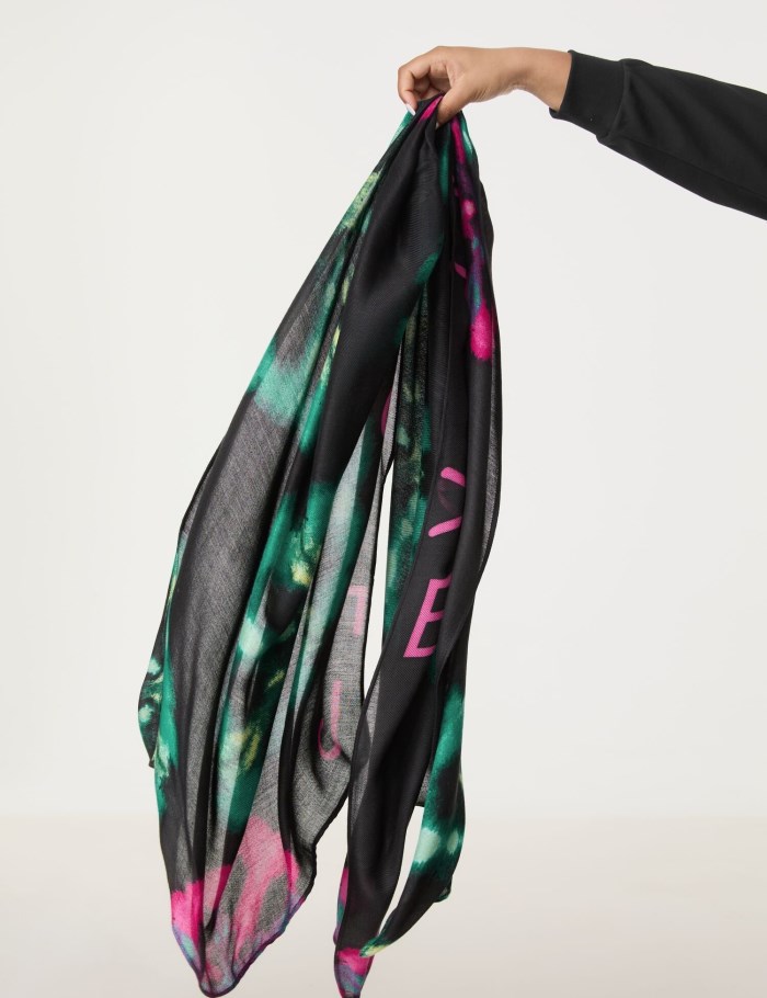 SAMOON Scarf with a kaleidoscope print Skjerf Svarte | PNXA5959