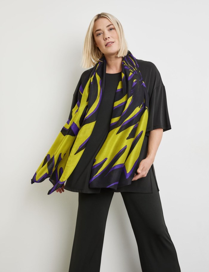 SAMOON Scarf with an abstract print Skjerf Grønn | ZUMV5008