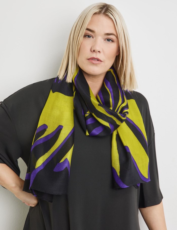 SAMOON Scarf with an abstract print Skjerf Grønn | ZUMV5008