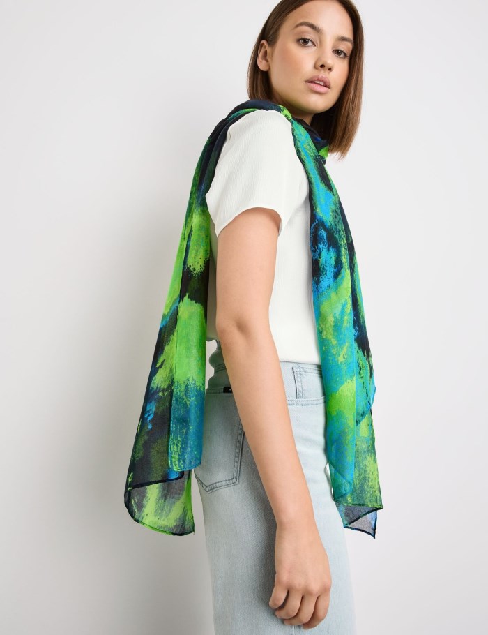 TAIFU Scarf with an abstract print Skjerf Grønn | PCCI4101