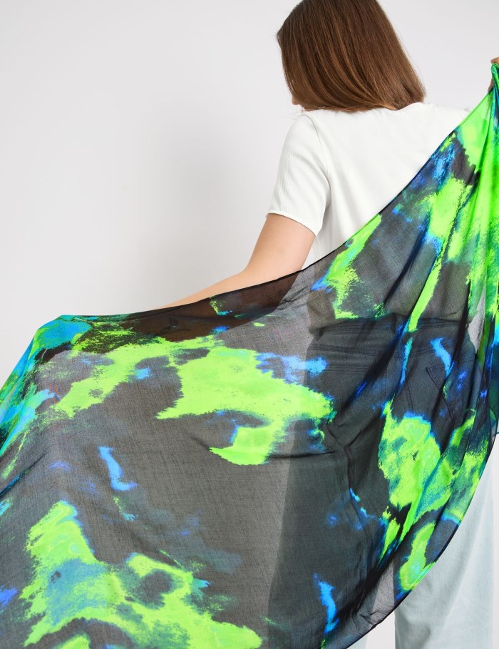 TAIFU Scarf with an abstract print Skjerf Grønn | PCCI4101