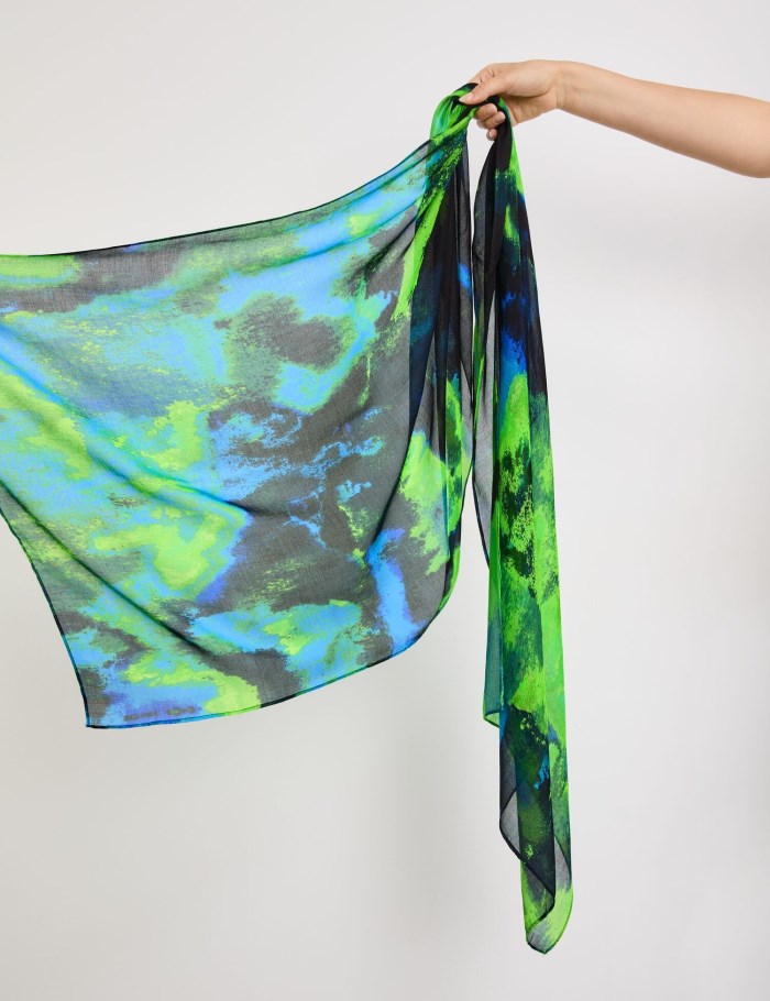 TAIFU Scarf with an abstract print Skjerf Grønn | PCCI4101