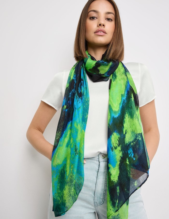 TAIFU Scarf with an abstract print Skjerf Grønn | PCCI4101