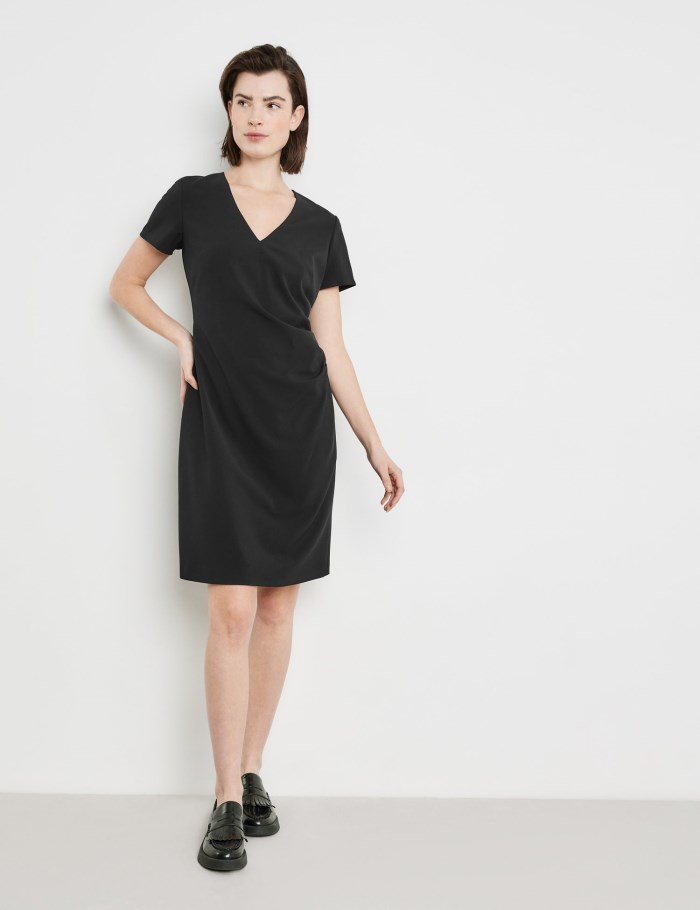 TAIFU Sheath dress with an accentuated waist Kjole Svarte | NRJU2329