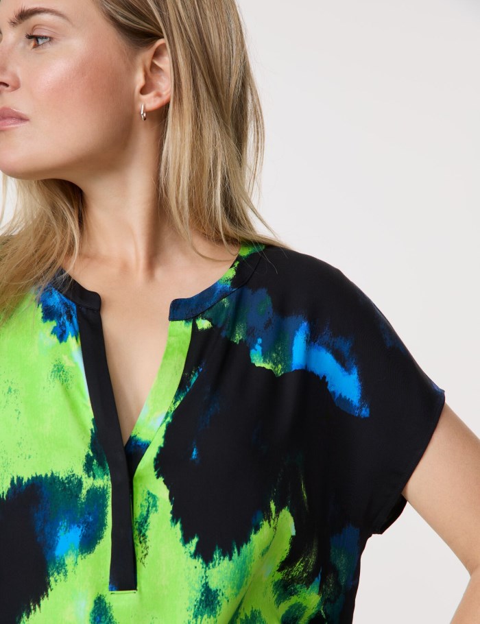 TAIFU Short sleeve blouse with an all-over print Bluse Grønn | STAB6806