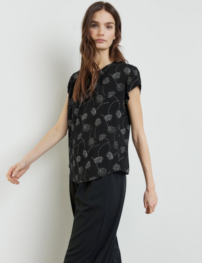 TAIFU Short sleeve blouse with an all-over print Bluse Svarte | LPBX5045