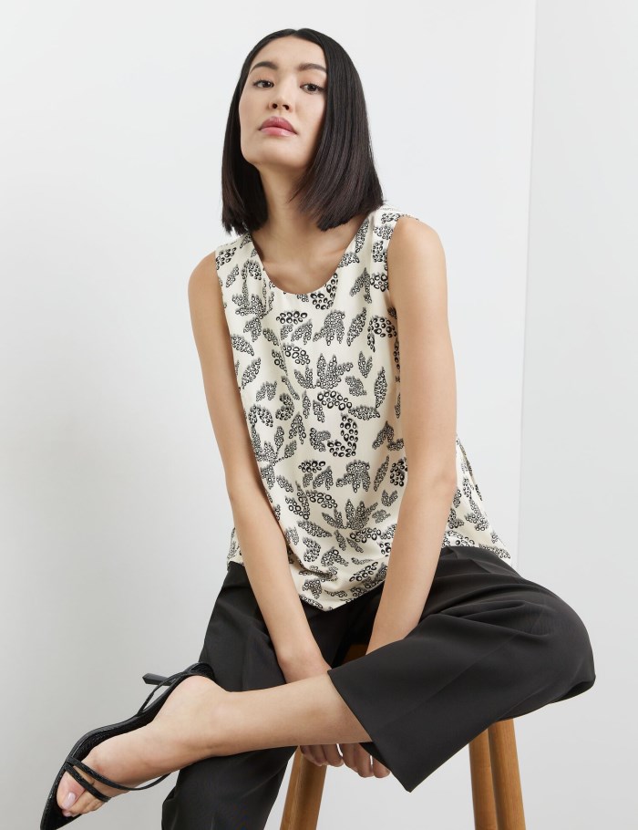 TAIFU Sleeveless blouse with a floral print Bluse Hvite | BEYR6070