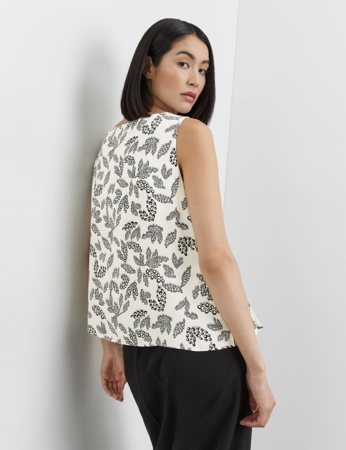 TAIFU Sleeveless blouse with a floral print Bluse Hvite | BEYR6070