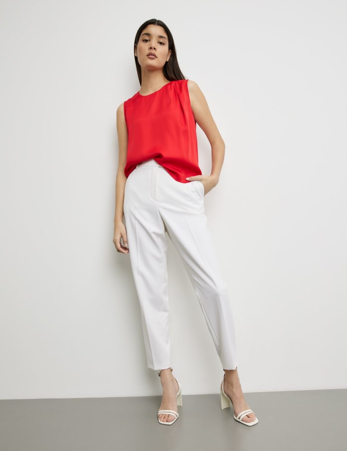 TAIFU Sleeveless blouse with pleated detail Bluse Rød | PCEB1182