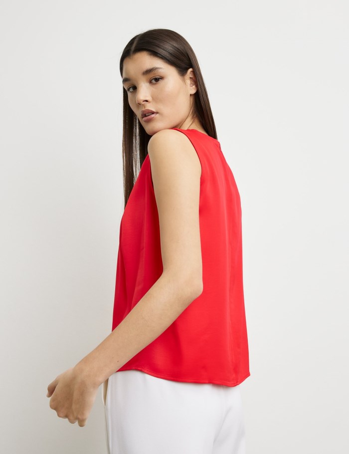 TAIFU Sleeveless blouse with pleated detail Bluse Rød | PCEB1182