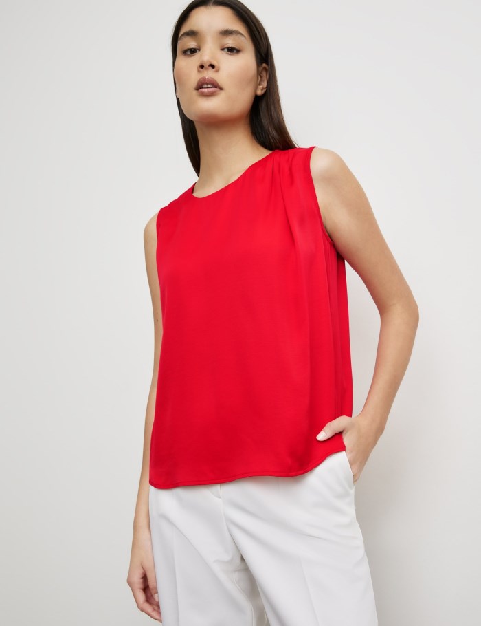 TAIFU Sleeveless blouse with pleated detail Bluse Rød | PCEB1182