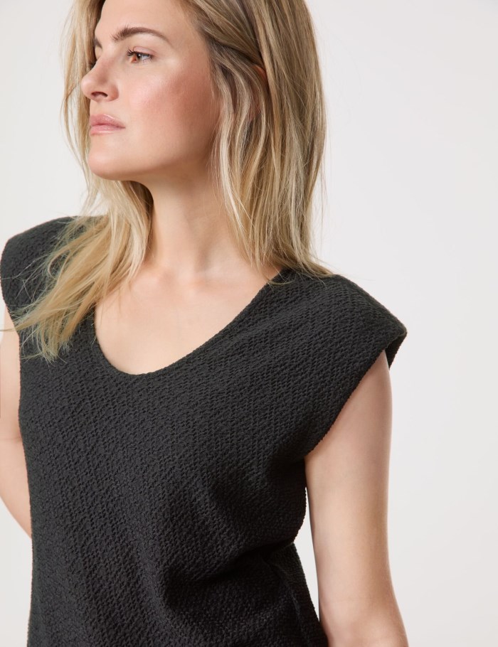 TAIFU Textured top with shoulder padding T-skjorte Svarte | AEDE6189