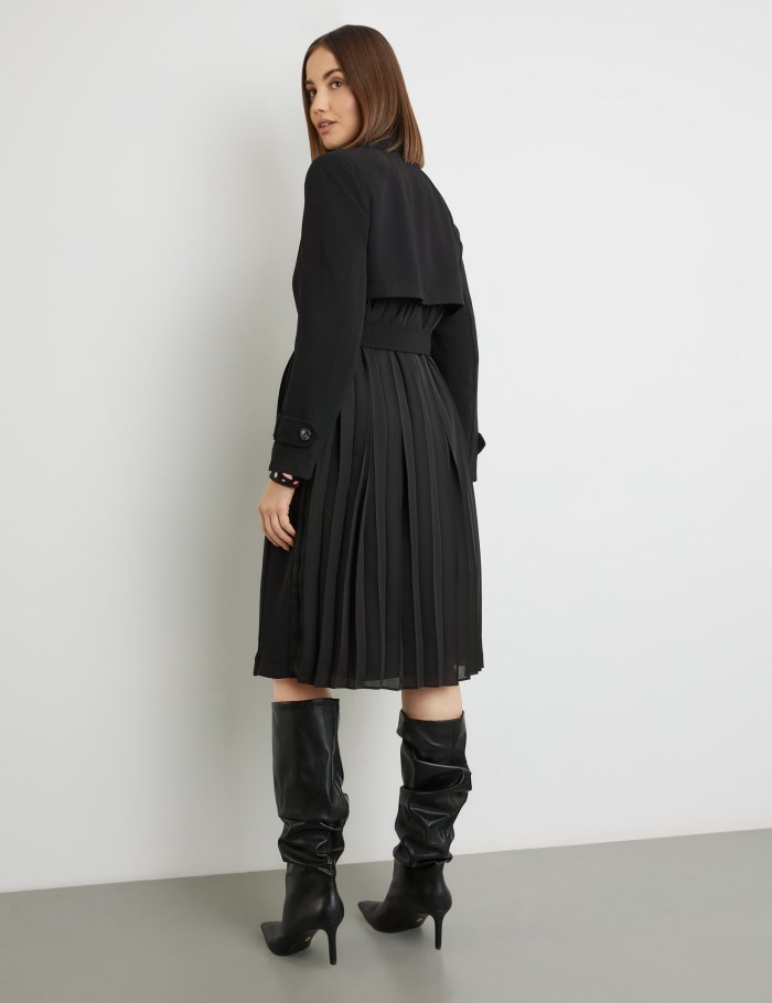 TAIFU Trench coat with a pleated back Jakker Svarte | MBJQ6561